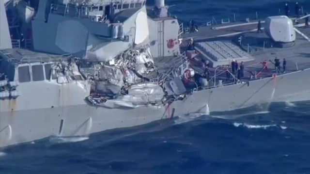 现场惨烈：美军宙斯盾舰在日本海域与货轮相撞