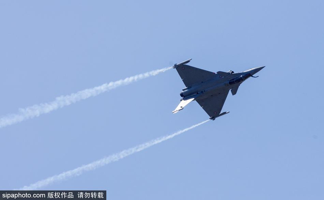 巴黎航展法国总统试驾阵风战机