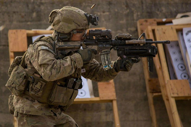 美国海军陆战队近期开始测试M320榴弹发射器