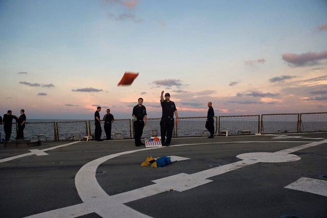 麦凯恩号撞船前船员钓鱼打牌放松