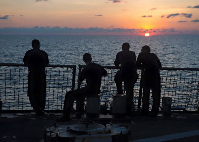麦凯恩号撞船前船员钓鱼打牌放松