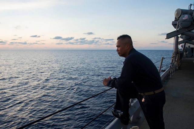 麦凯恩号撞船前船员钓鱼打牌放松