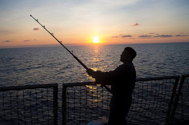 麦凯恩号撞船前船员钓鱼打牌放松