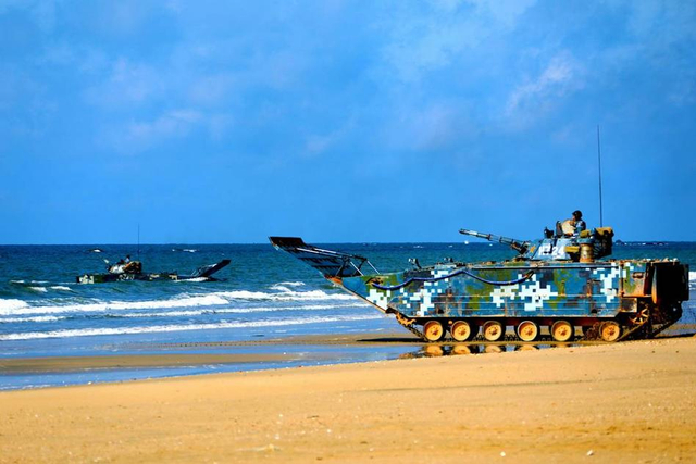 解放军两栖战车濒海山地实弹演练