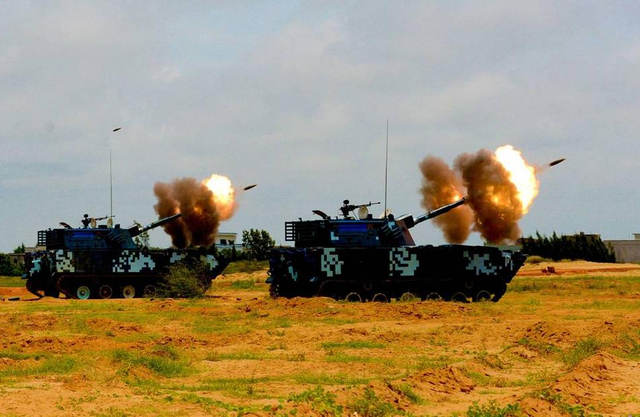 解放军两栖战车濒海山地实弹演练