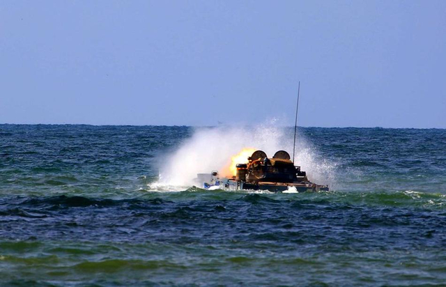 解放军两栖战车濒海山地实弹演练