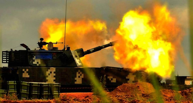 解放军两栖战车濒海山地实弹演练