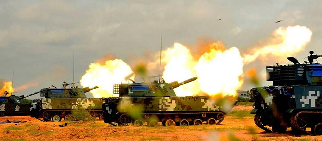 解放军两栖战车濒海山地实弹演练