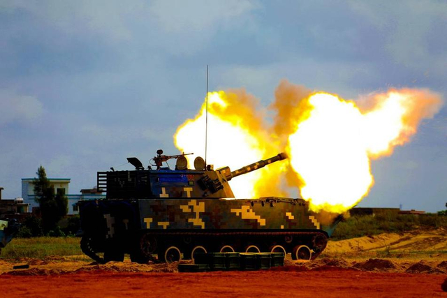 解放军两栖战车濒海山地实弹演练