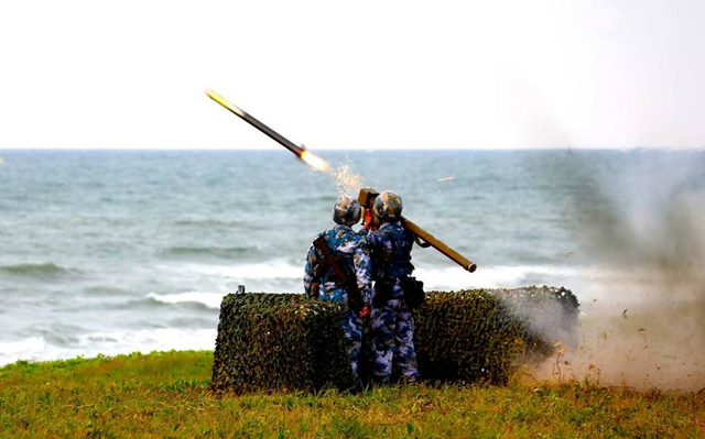 解放军两栖战车濒海山地实弹演练