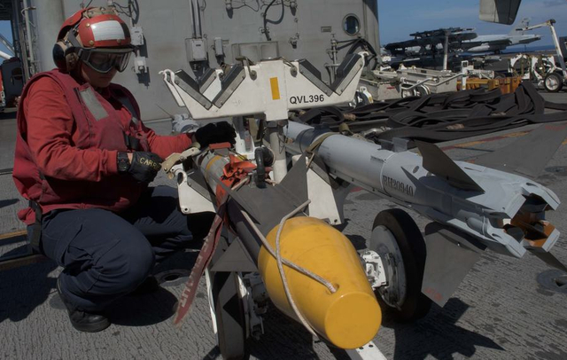 下步来南海？美军航母在菲律宾海起降战机