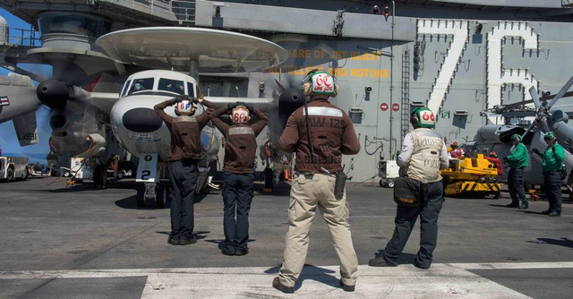 下步来南海？美军航母在菲律宾海起降战机