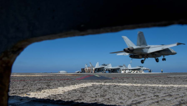 下步来南海？美军航母在菲律宾海起降战机