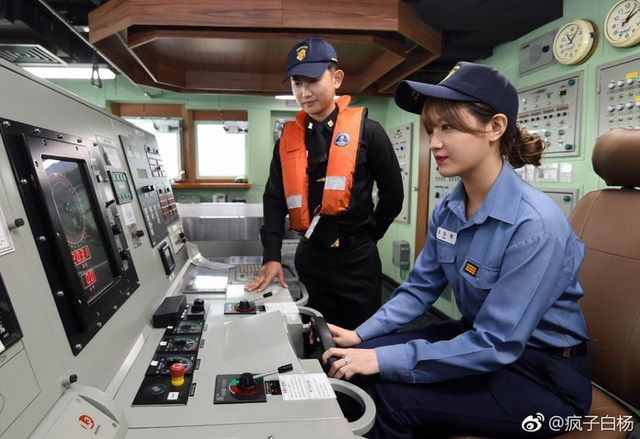 比中国056舰咋样？韩女团登上仁川级护卫舰体验