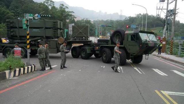 台湾爱国者导弹转弯撞民间车辆