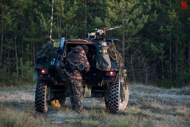 比我军新安防车咋样？法国陆军演习出动装甲车