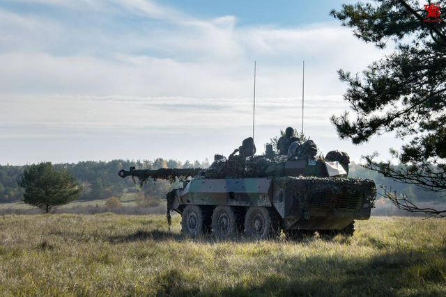 比我军新安防车咋样？法国陆军演习出动装甲车