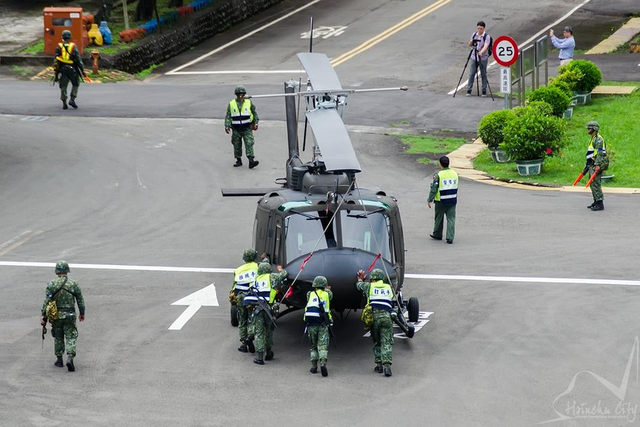 将被我军完虐：台军阿帕奇直升机转场演习加油挂弹