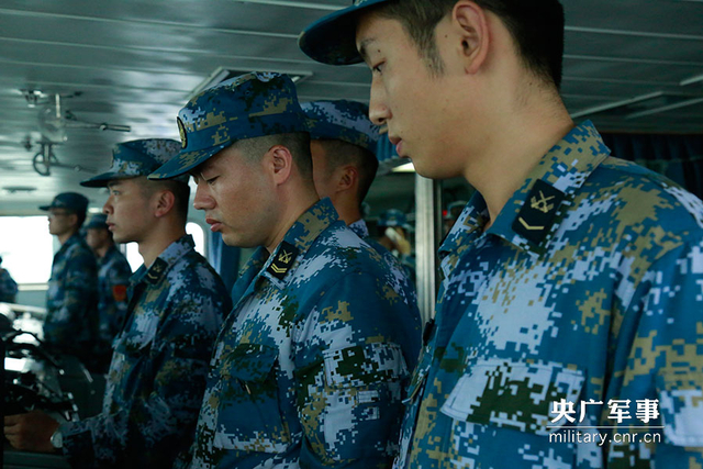 要和三哥练练手！我军054A护卫舰赴印度洋演习