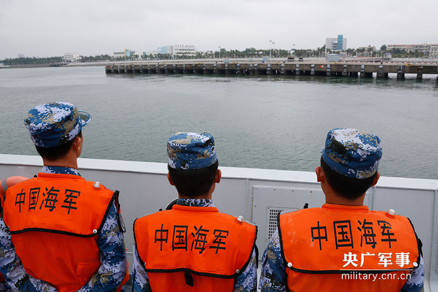 要和三哥练练手！我军054A护卫舰赴印度洋演习