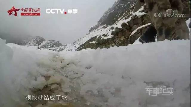 驻守中印边界前线！我军边防军人咬口雪球下咽