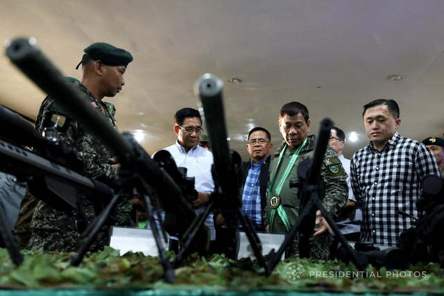 CQ大好!菲律宾总统用上中国狙击枪瞄准射击