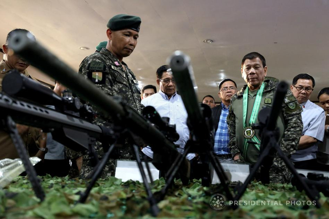 CQ大好!菲律宾总统用上中国狙击枪瞄准射击