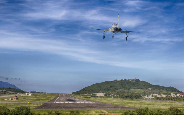 等着我军轰6K来炸?台军大方展出各式老旧战机