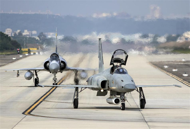 等着我军轰6K来炸?台军大方展出各式老旧战机