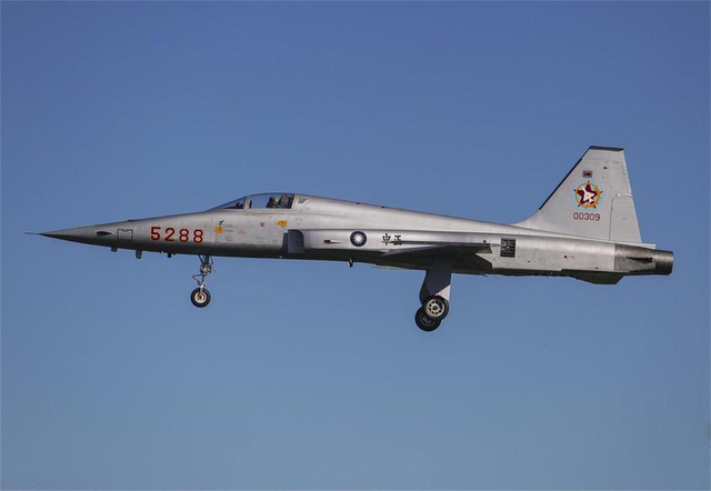 等着我军轰6K来炸?台军大方展出各式老旧战机