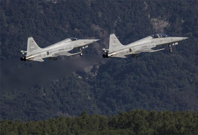 等着我军轰6K来炸?台军大方展出各式老旧战机