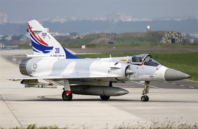 等着我军轰6K来炸?台军大方展出各式老旧战机