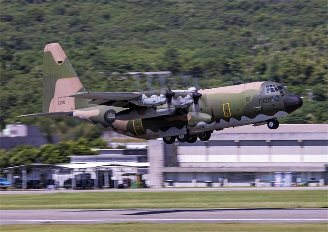 等着我军轰6K来炸?台军大方展出各式老旧战机