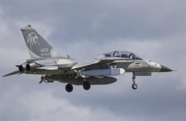 等着我军轰6K来炸?台军大方展出各式老旧战机