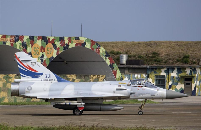 台军大方展出各样式老旧战机