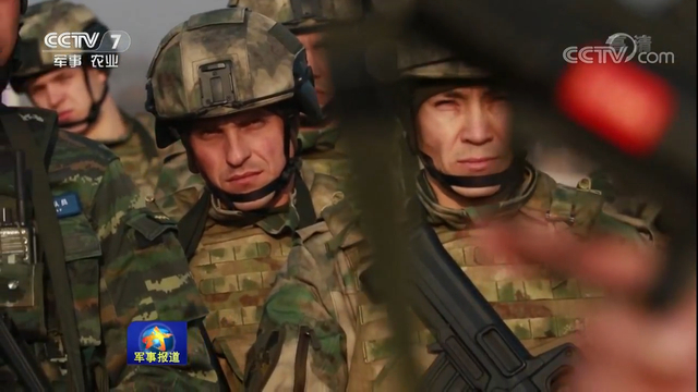 战斗民族用的习惯吗？中俄反恐演练俄队员试射95步枪