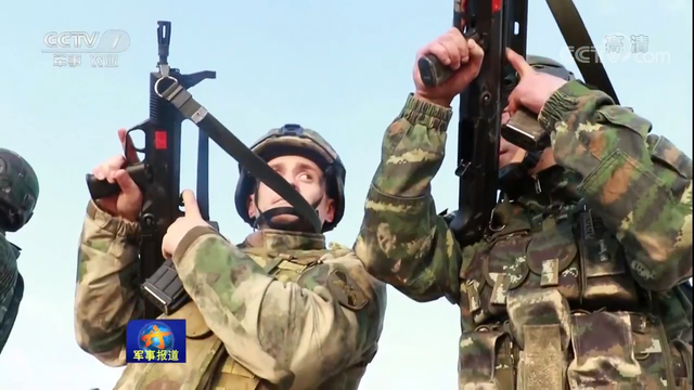战斗民族用的习惯吗？中俄反恐演练俄队员试射95步枪