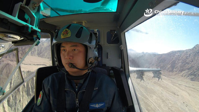飞越雪山之巅!直10现身青藏高原展示火力