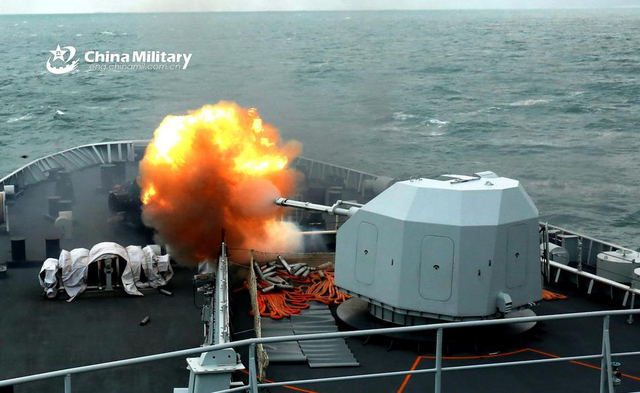 中国海军071型两栖舰现身东海 投放登陆气垫船