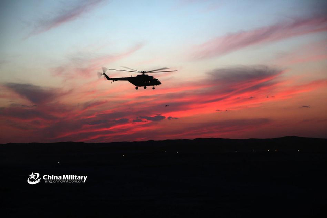 飞越雪山之巅!直10现身青藏高原展示火力