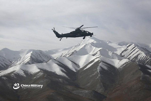 飞越雪山之巅!直10现身青藏高原展示火力