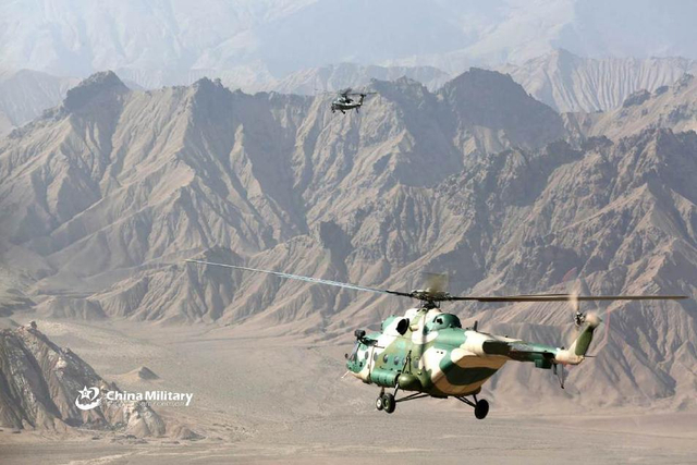 飞越雪山之巅!直10现身青藏高原展示火力