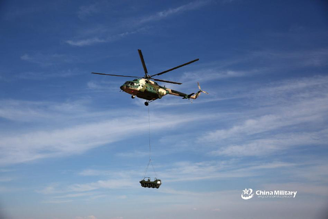 飞越雪山之巅!直10现身青藏高原展示火力