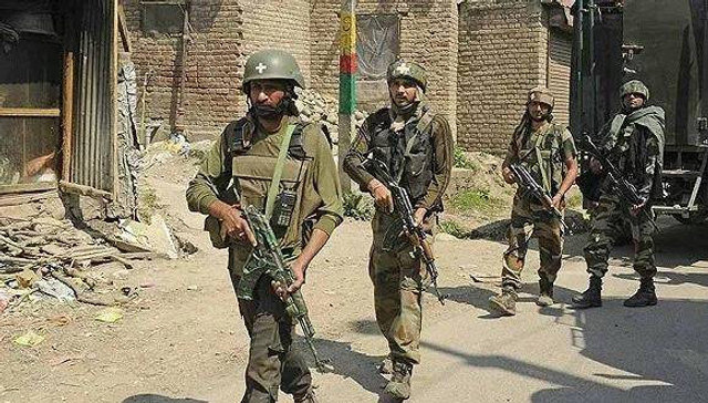 印度警察秀弹弓神技！印控克什米尔地区爆发激烈战斗