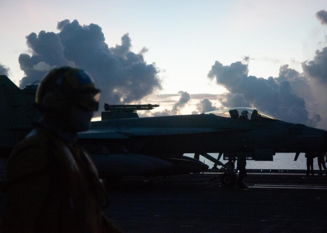 美军航母无视警告重返南海军演