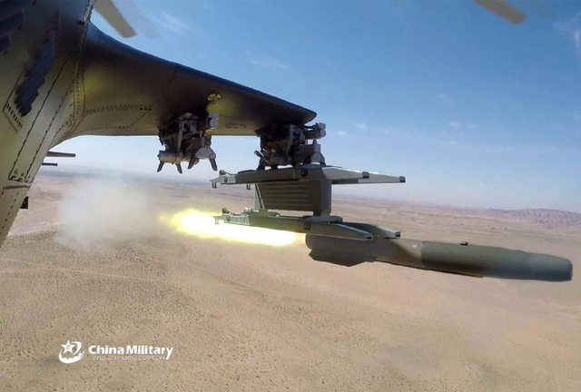 飞越雪山之巅!直10现身青藏高原展示火力