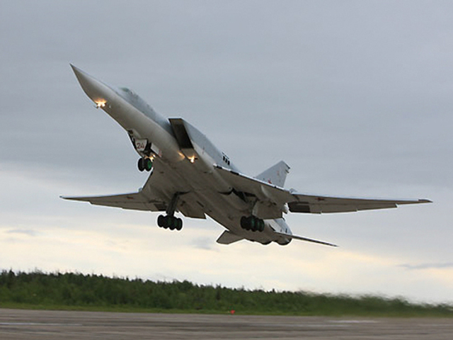 逆火冲上云霄！俄最新图22M3M战略轰炸机完成首飞