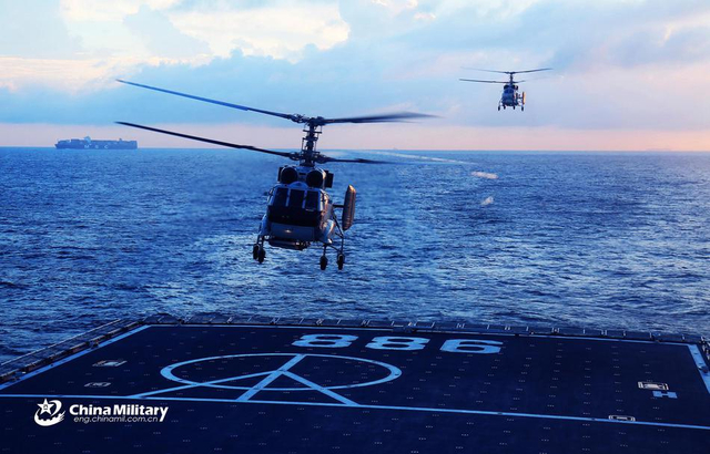 中国海军071型两栖舰现身东海 投放登陆气垫船