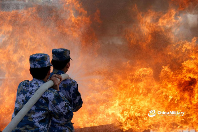 中国海军071型两栖舰现身东海 投放登陆气垫船