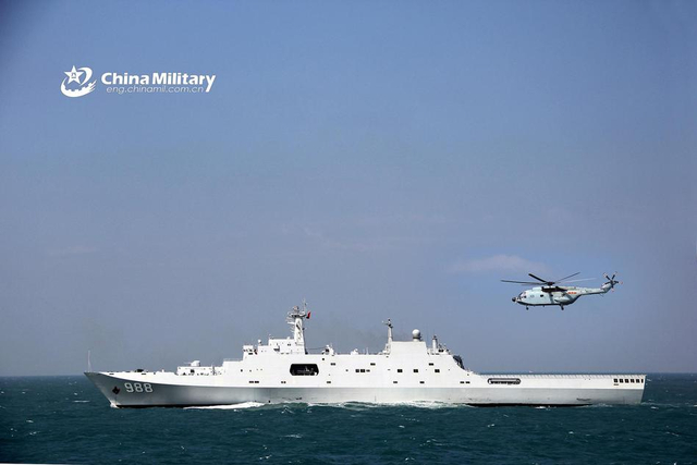 中国海军071型两栖舰现身东海 投放登陆气垫船